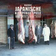 Review: Japanische Kampfhörspiele - Blaskapelle Bürgermeister Bratwurst Bier Geschenkekorb Bibelstelle Bumskabine Bienensterben Völkermord